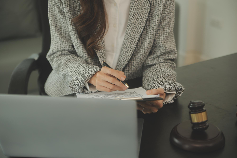 Adwokat w Suwałkach udzielający porady prawnej w kancelarii