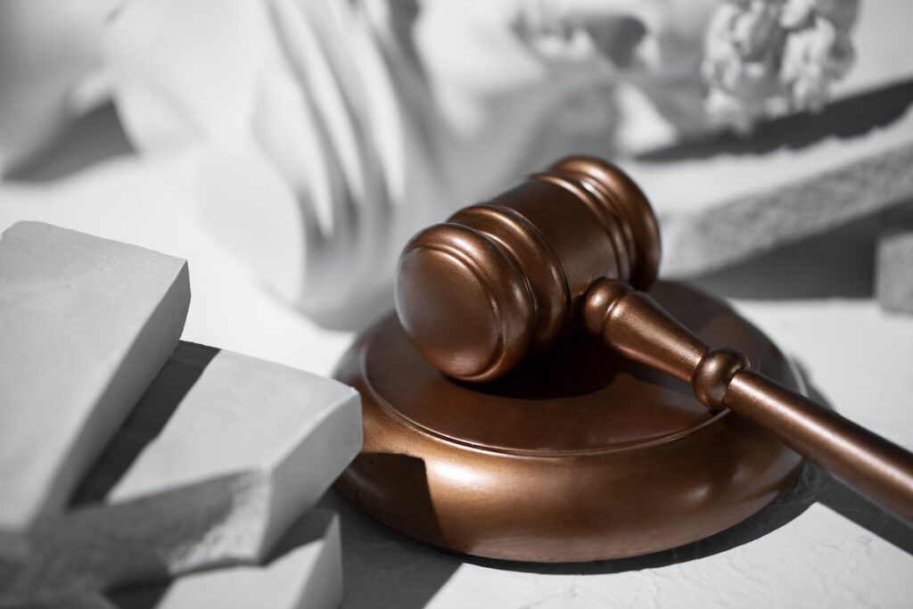 Pozew o zapłatę – symbol postępowania sądowego w sprawie cywilnej o zapłatę